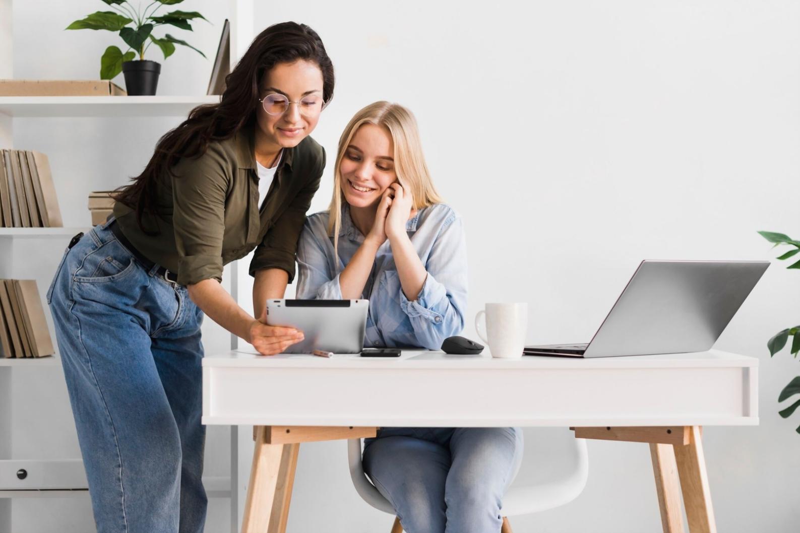 Sesión de trabajo analítico con datos financieros en pantallas